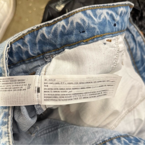 Abercrombie The Loose High Rise Jeans CURVE LOVE Size 34 / 18 Lighter Wash - Picture 8 of 8